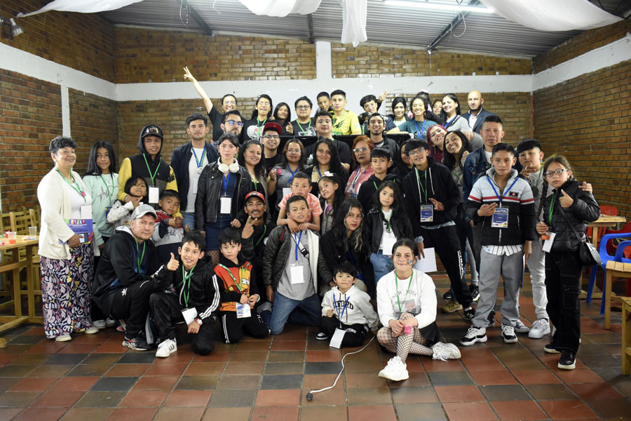 Girls and boys at Taller Sur Art School